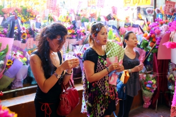 Thailändischer Buddha mit vier Gesichtern in Taipeh - Besucher