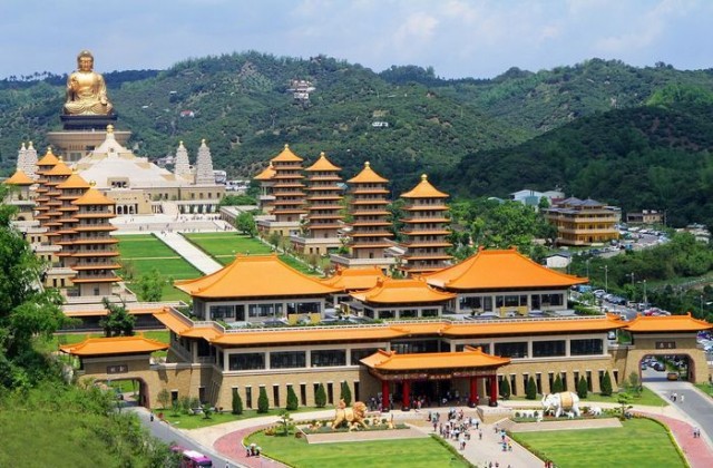 Fo-Guang-Shan-Kloster in Taiwan - 36m hoher Amitabha-Buddha 