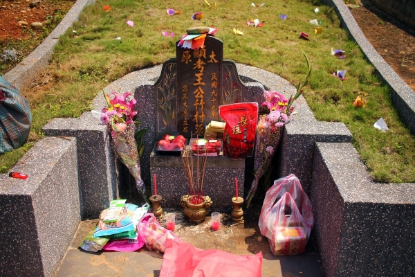 Qingming-Fest Taiwan - Grab mit Grabstein und Altar