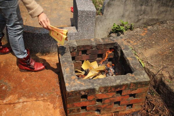 Qingming-Fest Taiwan - Opfern des Papiergeldes am Grab