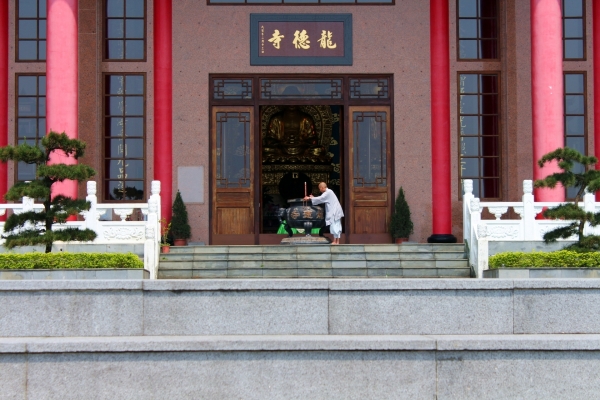 Guanyin-Tempel Taipeh - Eingang zum Tempel