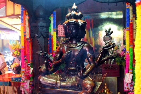 Thailändischer Buddha mit vier Gesichtern in Taipeh - Erstes Gesicht