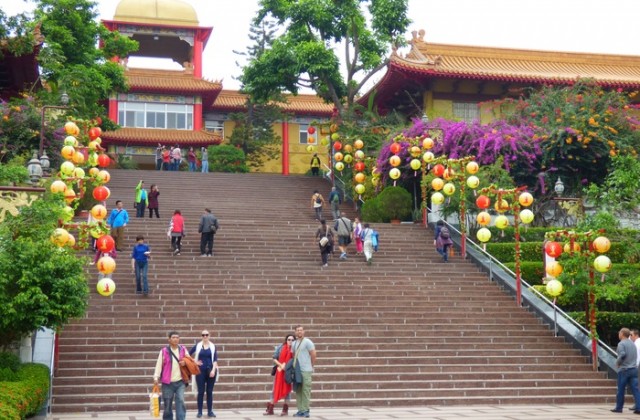 Fo-Guang-Shan-Kloster in Taiwan - Treppe zum Hauptgebäude