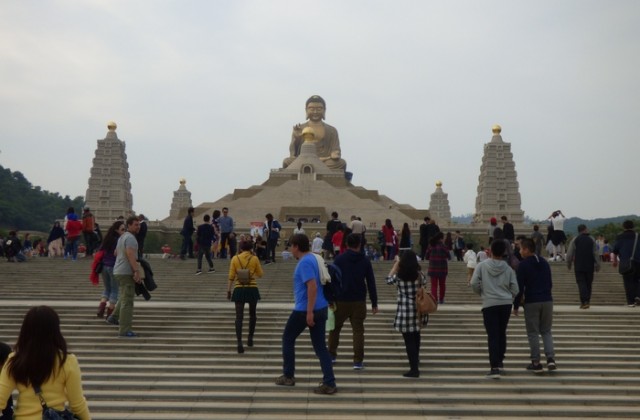 Fo-Guang-Shan-Kloster in Taiwan -  Treppe zum Tempel